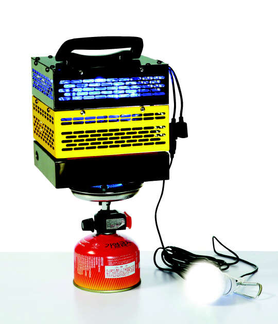 구미 소재 중소기업 광성이 반도체를 이용한 새로운 개념의 열교환 미니 발전기 '라이트닝 라이트'를 국내 최초로 개발해 출시했다고 30일 밝혔다.가스버너, 고체연료 등 불 위에 올려놓고 30초만 있으면 바로 가동되는 혁신적 아이디어 제품으로 캠핑이나 밤낚시 등 야외 활동에 필수적인 전력공급 장치로 쓸 수 있다.   대경권기업성장지원센터 제공